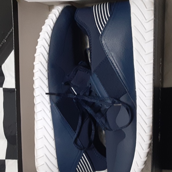 Im selling a blue pair of rocawear walking shoe there very comfortable size11 . - Picture 7 of 8